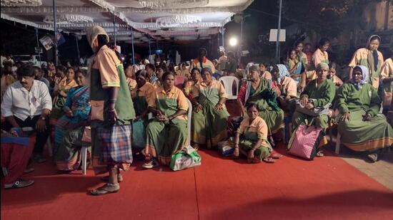 At least 15,000 ‘Porakarmikas’ or civic workers on Friday began an indefinite strike in Bengaluru, demanding their jobs be made permanent and better salary to take care of their families. (HT) At least 15,000 ‘Porakarmikas’ or civic workers on Friday began an indefinite strike in Bengaluru, demanding their jobs be made permanent and better salary to take care of their families. (HT)