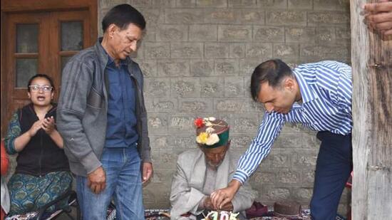 Shyam Saran Negi celebrating his 105th birthday at his home in Kinnaur on Friday (HT Photo)