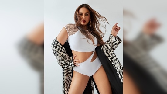 Huma Qureshi elevated her look by accessorising it with statement gold earrings.(Instagram/@iamhumaq)