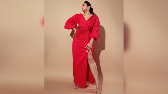 Huma Qureshi completed her look with a pair of double strap square-toed golden stilettoes.(Instagram/@iamhumaq)