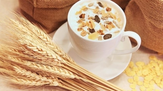 I cereali integrali come l'orzo e l'avena abbassano il colesterolo grazie al loro alto contenuto di fibre solubili.