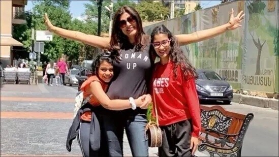 Sushmita Sen with daughters Alisah and Renee.&nbsp;