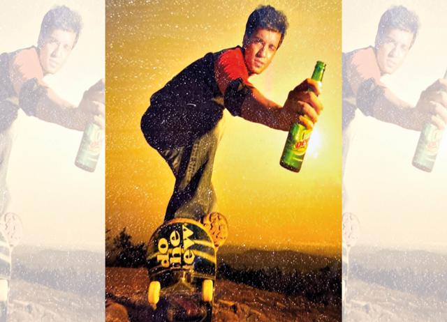Aamir endorsing Mountain Dew in an advertisment. He visited Dubai for the first time for the press shoot clicked by Atul Kasbekar Aamir endorsing Mountain Dew in an advertisment. He visited Dubai for the first time for the press shoot clicked by Atul Kasbekar