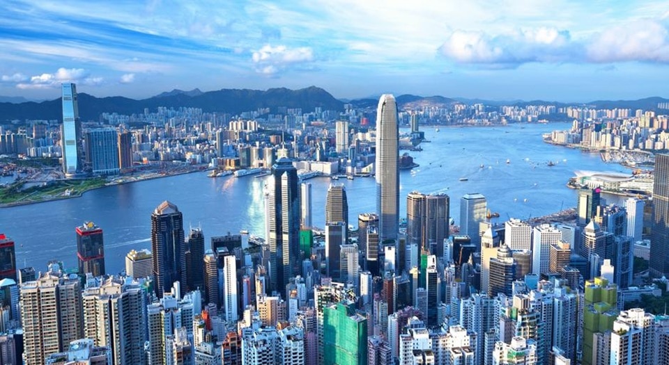 The skyline of Hong Kong — around 7.5 million people live here (leungchopan/YAY Images/IMAGO)