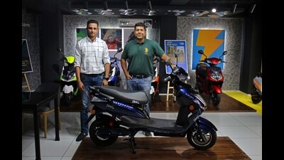 Samarth Kholkar (L) and Sandeep Mukherjee of BLive at their showroom. (Ravindra Joshi/HT PHOTO)