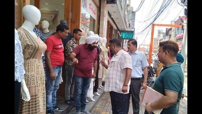 MC officials during the challing-cum-awareness drive on the ban of single-use plastic in Ludhiana on Saturday. (Harvinder SIngh/HT) MC officials during the challing-cum-awareness drive on the ban of single-use plastic in Ludhiana on Saturday. (Harvinder SIngh/HT)