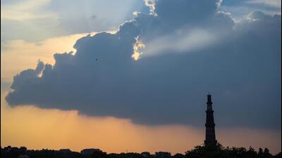 Clouds over the Qutub Minar in Delhi on Saturday. (Amal KS/HT Photo) Clouds over the Qutub Minar in Delhi on Saturday. (Amal KS/HT Photo)