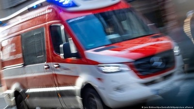 As more people fall ill with COVID this summer, emergency and rescue services are suffering from staffing shortage. (Jens Büttner/dpa-Zentralbild/dpa/picture alliance ) As more people fall ill with COVID this summer, emergency and rescue services are suffering from staffing shortage. (Jens Büttner/dpa-Zentralbild/dpa/picture alliance )