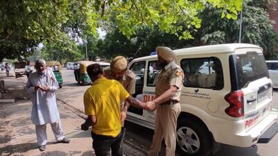 The rickshaw puller pushed the 80-year-old passenger down. He then snatched  ₹7,220 from his pocket and pedalled off. He was arrested near Sector 46, Chandigarh, soon after. (HT Photo)