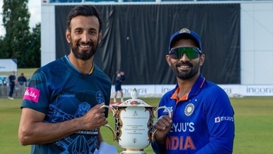 Dinesh Karthik with Derbyshire captai Shan Masood