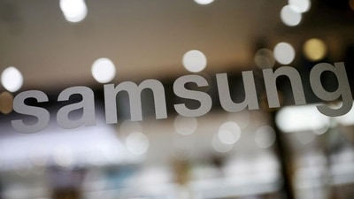 FILE PHOTO: The logo of Samsung Electronics is seen at its headquarters in Seoul, South Korea, April 4, 2016. REUTERS/Kim Hong-Ji