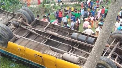 Fifteen students were injured when a school bus fell into a road-side ditch in West Bengal’s Malda district on Saturday afternoon. (HT PHOTO.)