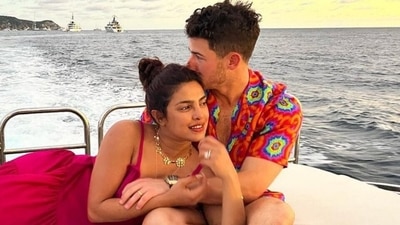 Priyanka Chopra is walking into the weekend looking stylish in tank top and denim shorts with Diana: See pic inside (Instagram) Priyanka Chopra is walking into the weekend looking stylish in tank top and denim shorts with Diana: See pic inside (Instagram)