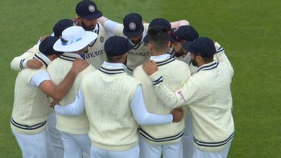 Virat Kohli addresses team talk ahead of England's first innings (Twitter) Virat Kohli addresses team talk ahead of England's first innings (Twitter)