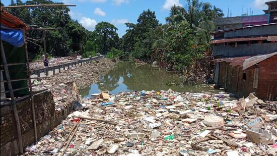 Over 120,000 persons are sheltered in 542 relief camps across Assam. (HT Photo)