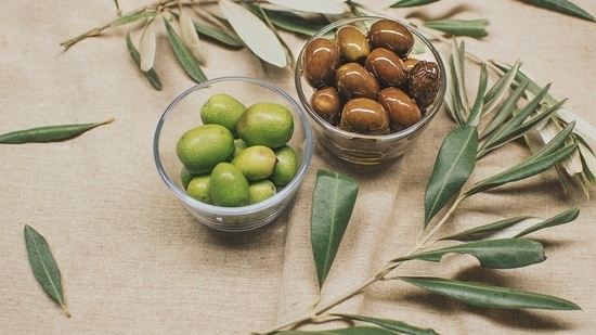 Support skin health: Olives are a great source of tocopherols (Vit. E) and tocotrienols which help to support cell function, the immune system, and skin health. Vitamin E has been found to protect skin from ultraviolet radiation, therefore helping to defend it against skin cancer and premature aging.(Pixabay)
