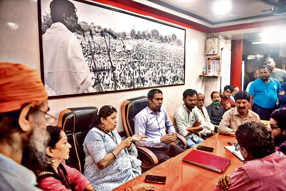 Shiv Sena workers (Shivsainiks) discuss the current political scenario inside a Shiv Sena Shakha (branch office), at Dadar, in Mumbai, India, on Saturday, July 02, 2022. (Photo by Pratik Chorge/Hindustan Times) Shiv Sena workers (Shivsainiks) discuss the current political scenario inside a Shiv Sena Shakha (branch office), at Dadar, in Mumbai, India, on Saturday, July 02, 2022. (Photo by Pratik Chorge/Hindustan Times)