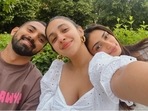 KL Rahul, Akansha Ranjan and Athiya Shetty pose for a selfie in Munich. KL Rahul, Akansha Ranjan and Athiya Shetty pose for a selfie in Munich.