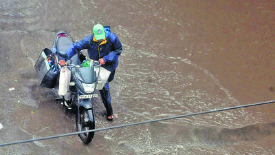Pune Municipal Corporation (PMC) claims that 90 per cent of the pre-monsoon works, including cleaning of nullahs and storm-water lines as well as drains, is complete. But after a couple of days of rain, it gets waterlogged in most areas in the city. (HT PHOTO)