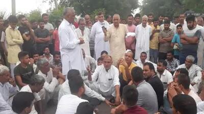 Villagers blocking the national highway after three people, including a woman and her son, were killed after a truck hit a cycle and a motorcycle in Bhiwani on Sunday. (HT Photo) Villagers blocking the national highway after three people, including a woman and her son, were killed after a truck hit a cycle and a motorcycle in Bhiwani on Sunday. (HT Photo)
