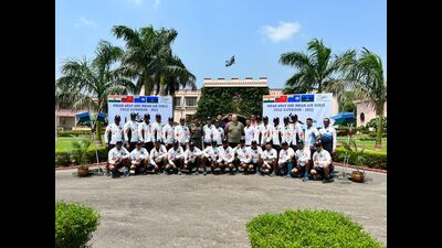 The team of the India Army which is on a cycling expedition from Delhi to Drass in Ambala on Sunday. (HT Photo) The team of the India Army which is on a cycling expedition from Delhi to Drass in Ambala on Sunday. (HT Photo)