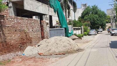 Construction material scattered on roads in Civil Lines in Ludhiana on Sunday. (HT Photos) Construction material scattered on roads in Civil Lines in Ludhiana on Sunday. (HT Photos)