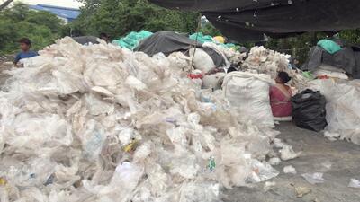 Hubli-Dharwad municipal corporation officials have conducted an inspection in local markets of the area and seized single-use plastic from the shops. (Representative Photo/HT) Hubli-Dharwad municipal corporation officials have conducted an inspection in local markets of the area and seized single-use plastic from the shops. (Representative Photo/HT)