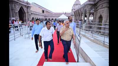 Uttar Pradesh chief secretary Durgashankar Mishra visits KV temple on Sunday. (HT photo)