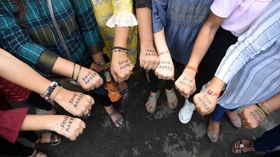 People stage a protest against the State Government over the construction of a metro rail car shed in Aarey Forest, in Mumbai. (ANI) People stage a protest against the State Government over the construction of a metro rail car shed in Aarey Forest, in Mumbai. (ANI)