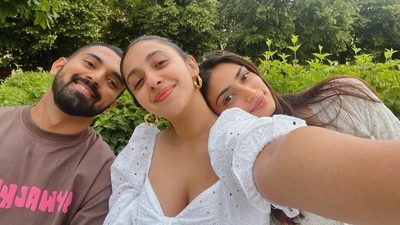 KL Rahul, Akansha Ranjan and Athiya Shetty pose for a selfie in Munich. KL Rahul, Akansha Ranjan and Athiya Shetty pose for a selfie in Munich.