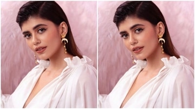 Assisted by makeup artist Taskeen Hussain Chunawala, Sanjana decked up in nude eyeshadow, black eyeliner, mascara-laden eyelashes, contoured cheeks and a shade of nude lipstick. (Instagram/@sanjanasanghi96)