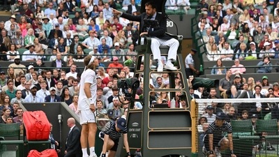 Stefanos Tsitsipas talks with the umpire during his men's singles match against Nick Kyrgios at Wimbledon 2022 (AFP) Stefanos Tsitsipas talks with the umpire during his men's singles match against Nick Kyrgios at Wimbledon 2022 (AFP)