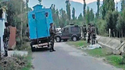Policeman shot at by terrorists in Kashmir
