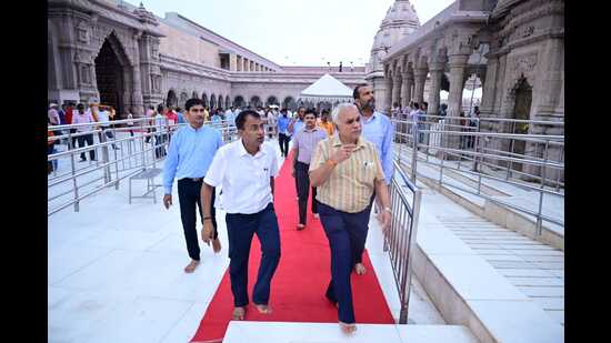 Uttar Pradesh chief secretary Durgashankar Mishra visits KV temple on Sunday. (HT photo) Uttar Pradesh chief secretary Durgashankar Mishra visits KV temple on Sunday. (HT photo)