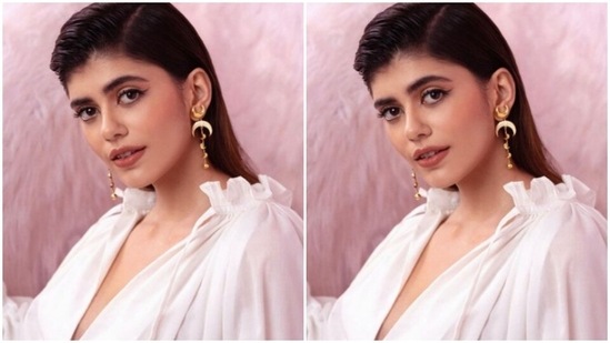 Assisted by makeup artist Taskeen Hussain Chunawala, Sanjana decked up in nude eyeshadow, black eyeliner, mascara-laden eyelashes, contoured cheeks and a shade of nude lipstick.(Instagram/@sanjanasanghi96)