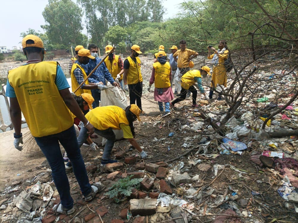 (Students from BCAS’ eco club help segregate waste near lakes.)