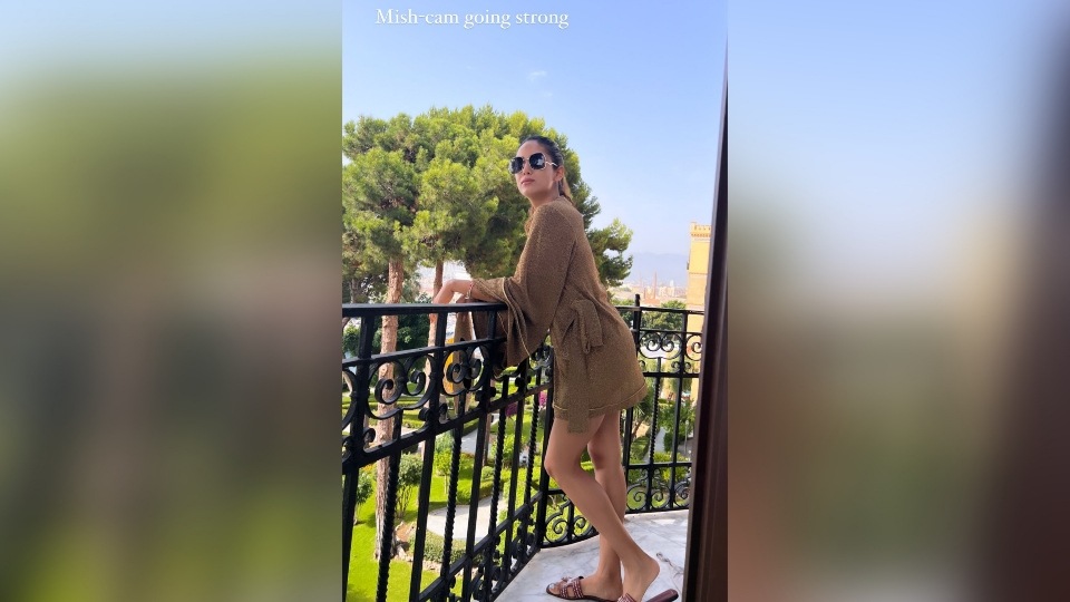 Mira Rajput poses for her daughter while chilling on the hotel balcony.&nbsp;(Instagram)