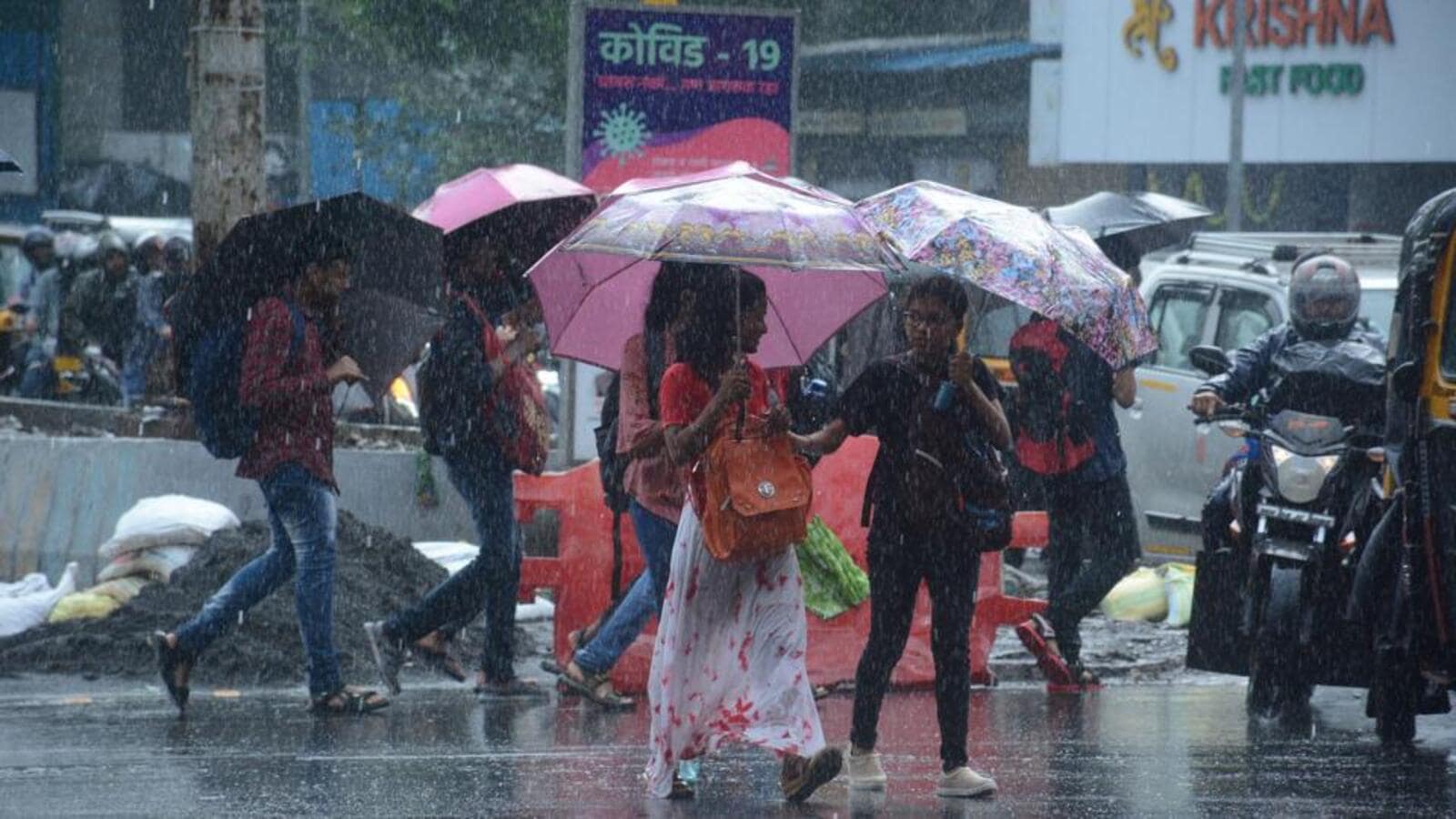 Yellow' rain alert in Mumbai, IMD predicts heavier showers on Tuesday |  Mumbai news - Hindustan Times