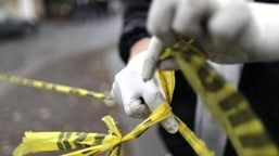Um técnico forense amarra uma linha policial usada para isolar uma cena de crime em Monterrey. 