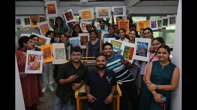 Participants showing their prints and paintings after the workshop. (HT Photo)