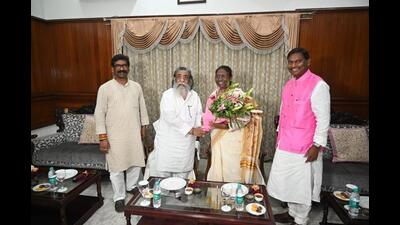 NDA presidential poll candidate Droupadi Murmu with the Sorens in Ranchi on Monday. (HT Photo) NDA presidential poll candidate Droupadi Murmu with the Sorens in Ranchi on Monday. (HT Photo)
