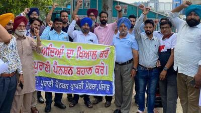 Members of the Old Pension Achievement Morcha burnt copies of the Punjab Government’s budget outside the mini-secretariat in Ludhiana (HT Photo)