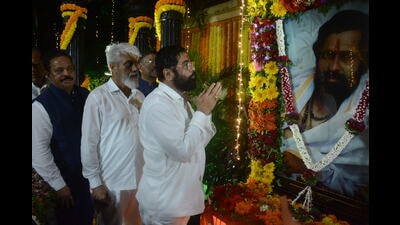 Newly elected Chief Minister Eknath Shinde , Thane for the first time after becoming Chief Minister and visited the Samadhi of his Guru Anand Dighe in Thane. (Praful Gangurde / HT) Newly elected Chief Minister Eknath Shinde , Thane for the first time after becoming Chief Minister and visited the Samadhi of his Guru Anand Dighe in Thane. (Praful Gangurde / HT)