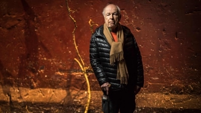 In this file photo taken on February 27, 2018 British theatre and film director, playwright and actor Peter Brook poses during a photo session at the Bouffes du Nord theatre in Paris. (Photo by Lionel BONAVENTURE / AFP) (AFP) In this file photo taken on February 27, 2018 British theatre and film director, playwright and actor Peter Brook poses during a photo session at the Bouffes du Nord theatre in Paris. (Photo by Lionel BONAVENTURE / AFP) (AFP)