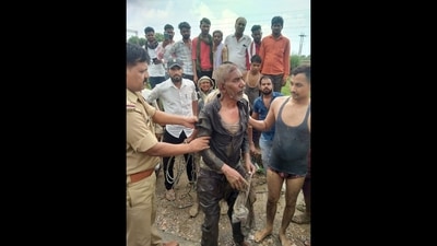 The photo, shared on Twitter by Agra Police, shows UP Police constable Sandesh Kumar (right), an elderly man named Brajesh (centre), and SHO Sher Singh (left).&nbsp; (Twitter/@agrapolice)