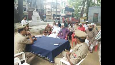 Police holding meeting with local religious leaders, prominent citizens at a police station of old city area in Prayagraj. (HT Photo) Police holding meeting with local religious leaders, prominent citizens at a police station of old city area in Prayagraj. (HT Photo)