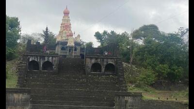 The National Monument Authority (NMA) officials visited the Sangam Mahuli near Satara and the samadhis (tomb) of Maratha queens Tarabai and Yashubai in a step towards preservation of the historic spots that lie in ruins. (HT PHOTO)