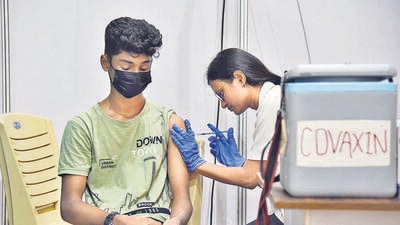 A health worker inoculates a beneficiary in the above-18 years age group against Covid-19 at Jumbo Covid-19 Vaccination Centre, Malad, in Mumbai. (Vijay Bate/HT Photo) A health worker inoculates a beneficiary in the above-18 years age group against Covid-19 at Jumbo Covid-19 Vaccination Centre, Malad, in Mumbai. (Vijay Bate/HT Photo)