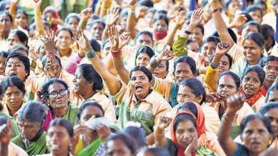 Civic workers (pourakarmikas) on Monday called off their protest in Bengaluru after four days, following assurances by the Karnataka government to look into their demands. (PTI)