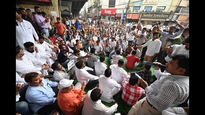 Class-4 employees of the Ludhiana municipal corporation under the banner of Sewermen/Safai Karamchari Sangharsh Committee protesting on Monday. (Harvinder Singh/HT)